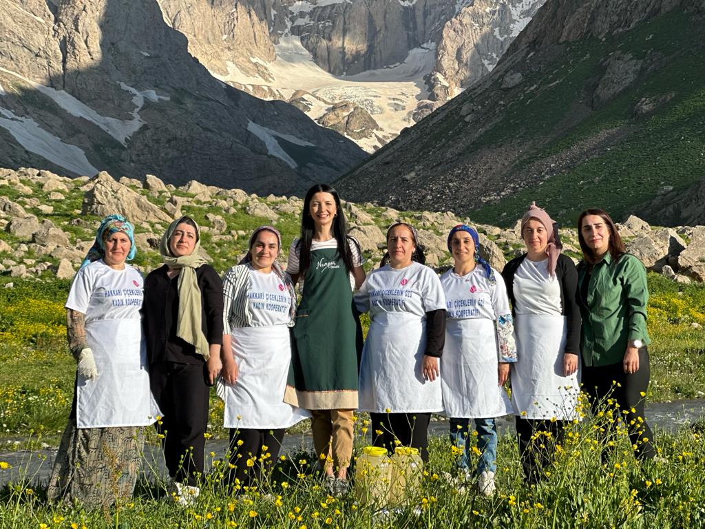 Hakkari Cilo Dağları’nda Çiçeklerin Özü Kadın Kooperatifi üyeleri