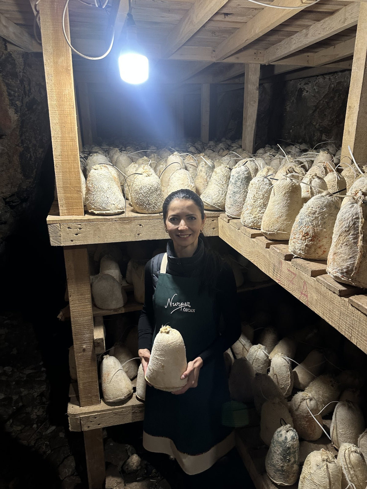Nurper Özcan, Divle Obruğu mağarasında bütün bir tulum peyniriyle