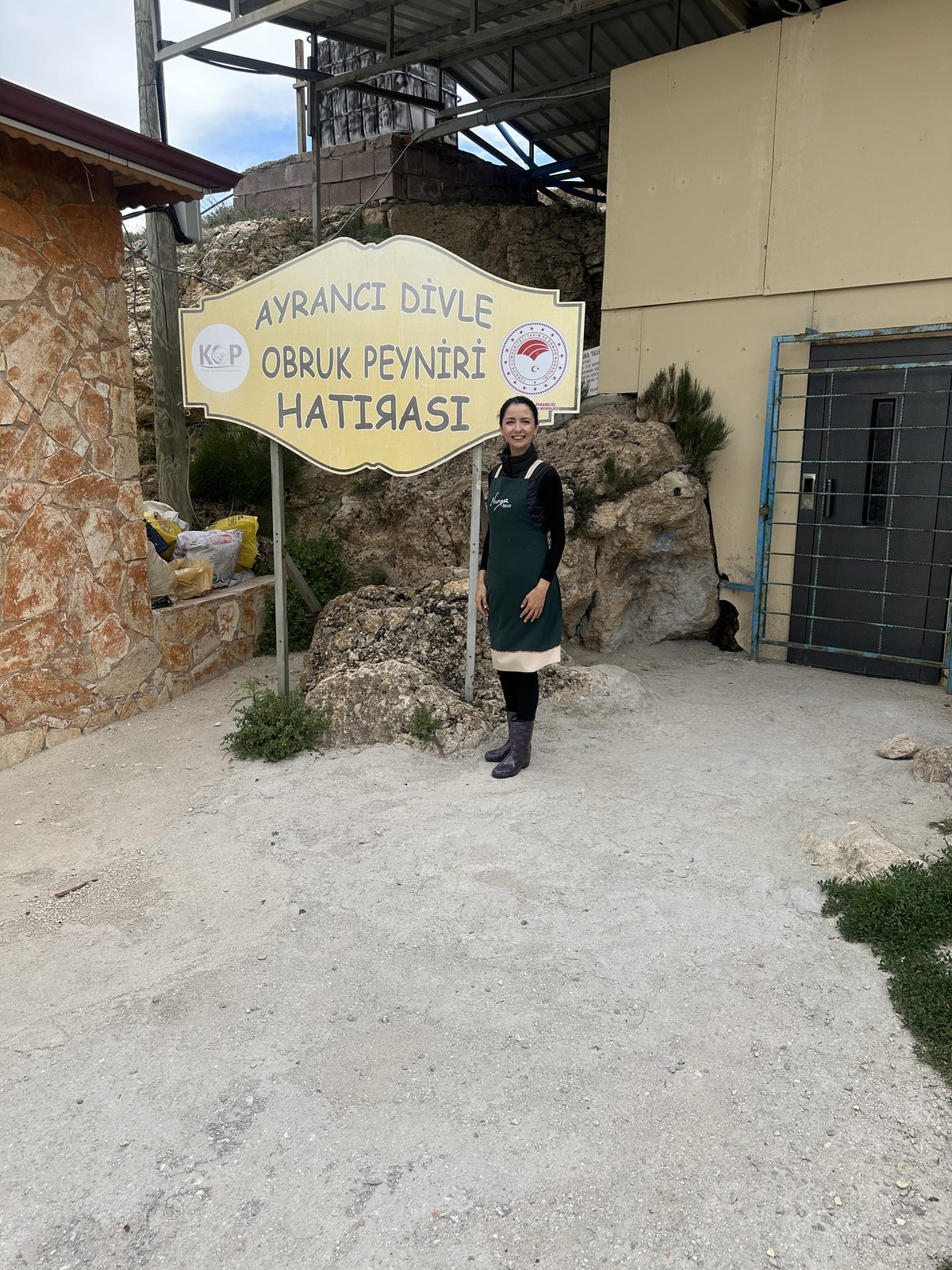 Nurper Özcan, Ayrancı'da Divle Obruk Peyniri Hatırası tabelasının önünde